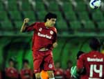Bolvar disputa bola em lance no primeiro tempo. No segundo, fez um gol anulado por impedimento