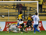 Marquinhos recebe sozinho e fuzila o gol do Cricima