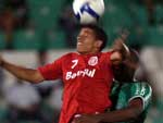 Eltrico e participativo, Taison foi o jogador que mais preocupou a defesa do time de Campinas