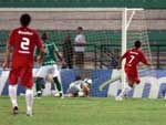 Taison comemora primeiro gol da partida. O atacante marcou outro no segundo tempo, mas gol de Romrio, do Guarani, impediu classificao antecipada do time gacho