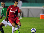 Nilmar perdeu boas oportunidades de gol