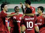 Taison, heri da partida, comemora um dos seus gols com companheiros de time