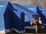 Tendas de campanha onde est a populao de Paganica, prximo de L'Aquila, colocadas pelo ministrio italiano de Interior para alojar as vtimas do terremoto 