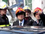 O presidente italiano, Giorgio Napolitano (C), observa os destroos na regio de L'Aquila, em Abruzzo