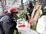Bombeiro reza junto aos escombros em  L'Aquila 