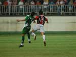 Brenno e Rogério Souza disputam a bola