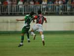 Brenno e Rogrio Souza disputam a bola