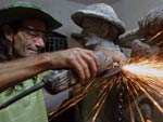 Produo da estrutura metlica; obra: O pescador e as Garopas