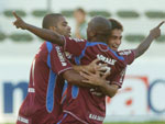 Jogadores do Caxias abraam Denner pelo gol que coloca o time gren na final da Taa Fbio Koff