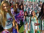 As musas da dupla Ca-Ju no gramado do Alfredo Jaconi