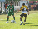 Thoni mais uma vez colocou a bola na cabea do artilheiro Bruno Cazarine