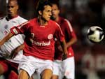 Nilmar sente dores no primeiro tempo e  substitudo no intervalo por Walter