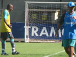 Makelele fica na sobra, esperando um rebote nas jogadas areas do Grmio