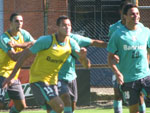 Os zagueiros Rver (2 de colete amarelo) e Rafael Marques (1 de colete amarelo) so armas do Grmio no jogo areo