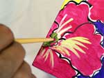 Passo 8: Com a ponta do cabo do pincel linear, faa as bolinhas do plen das flores, usando o tom verde nas flores menores e os tons laranja ou rosa-pink nas flores maiores
