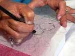Passo 3: Posicione o papel-carbono sobre o porta-retrato e coloque o molde por cima. Use o lpis 6B para transferir o desenho. Faa o mesmo com a caixinha, transferindo a gravura para as laterais da pea