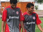 Jogadores aquecem no gramado suplementar do Beira-Rio