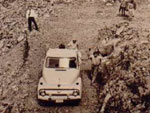 A Serra do Rio do Rastro em Bom Jardim da Serra no ano de 1957 e o primeiro carro a realizar a descida. O veculo pertenceu a Cid Borges