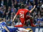 Chelsea 4x4 Liverpool - Duelo de brasileiros. Alex atinge Lucas Leiva com um carrinho