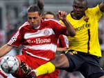Bayern Munique 1x1 Barcelona - Eto'o, de amarelo, disputa a bola com Martin Demichelis