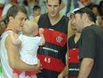 Jogador do Joinville entra com beb� na quadra