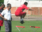 Giuliano (de costas), seguido por Glaydson (E, ao fundo)pulam os obstculos.