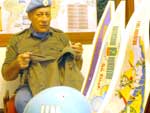 Remy Eloy Schmidt, 69 anos, relembra a batalha de Suez com seu mini museu