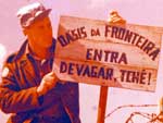 Remy posa com um aviso para o caminho da gua no estragar  entrada do acampamento