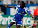 Dnamo Kiev 3x0 PSG - Bangoura (E) tenta passar pela marao de Sammy Traore, do PSG