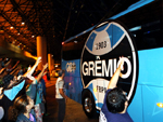 O nibus do Grmio tambm foi cercado pela torcida
