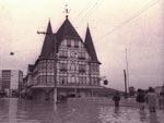 A populao de Blumenau assiste as guas atingirem um dos mais famosos prdios da cidade, o Castelinho da rua XV de Novembro