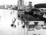 O nvel da gua do rio Itaja Au avanou sobre a cidade de Blumenau