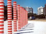 Sem ttulo / bacias plsticas, ferro e madeira / 27x4 m / 1989 / Bienal de Esculturas ao Ar Livre do Rio de Janeiro, Aterro do Flamengo