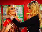 A vencedora Regina Janostiac recebe a faixa da Musa de 2008, Bruna Molz