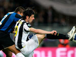 Vincenzo Iaquinta (D), da Juventus, tenta escapar da marcao cerrada do jogador Juan Ramiro Crdoba, da Internazionale