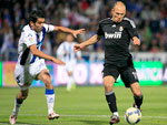 O meia do Real Madrid Arjen Robben (D) disputa o controle da bola com Iago Bouzn, do Recreativo Huelva