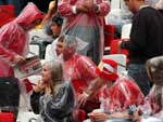 Torcedores colorados enfrentam a chuva para assistir ao jogo contra o Caxias