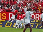 Jogadores comemoram com a torcida o primeiro gol do jogo