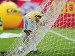 Rafael Lopez e sua quase interminvel rotina neste domingo: buscar a bola na rede do Caxias. S no primeiro tempo, foram sete vezes