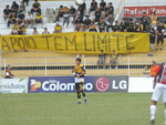 Torcida do Cricima levou faixas de protesto ao estdio