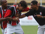 Rogério Souza comemora gol com o técnico Sérgio Ramirez