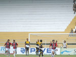 Rogério Souza marca o segundo gol do JEC e corre para comemorar