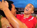 Taison, o artilheiro do Gaucho com 15 gols, comemora com companheiros...
