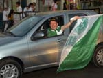 Torcedor feliz da vida com a classificao do verdo para a final do Catarinense