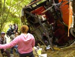 Por volta de 11h30min desta segunda-feira,  o trnsito foi interrompido nos dois sentidos para que o nibus pudesse ser desvirado