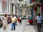 Sabrina van der Ley e Marcos Galindo caminham na antiga Rua dos Judeus no centro do Recife