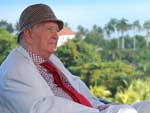 Sabrina van der Ley toma uma gua de coco ao lado do pesquisador Edson Nery da Fonseca em um mirante nos altos de Olinda
