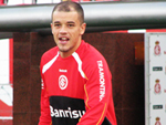 DAlessandro chega ao gramado principal e atende fs antes do incio do treino