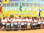 Atletas em frente ao palanque no primeiro dia sem ondas