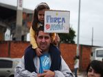 Pai e filha levam placa de apoio ao Avaí